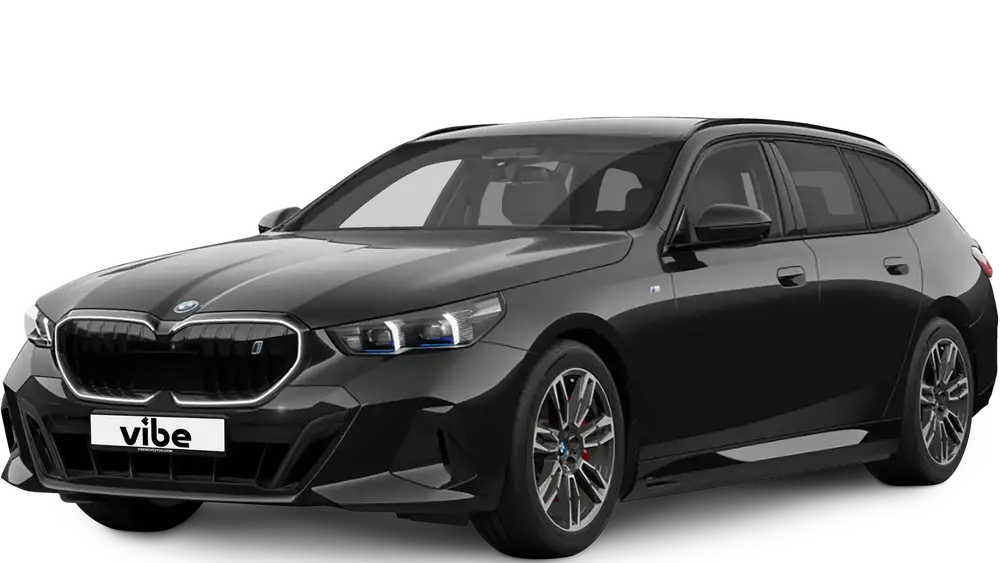 BMW i5 Touring in Saphierschwarz Metallic mit vibe Kennzeichen vor transparentem Hintergrund.