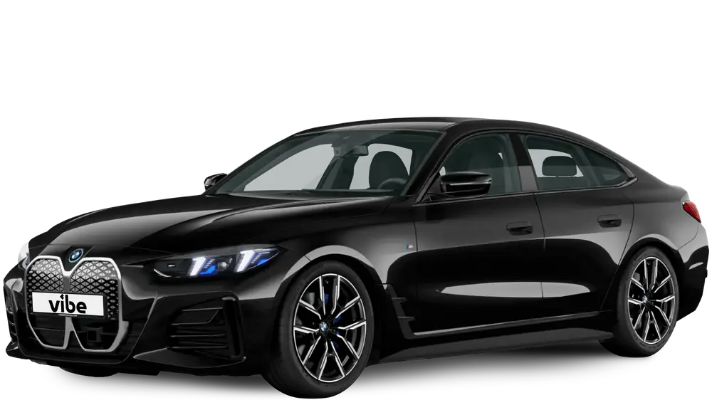 BMW i4 35 in Saphirschwarz Metallic mit vibe Kennzeichen vor transparentem Hintergrund.