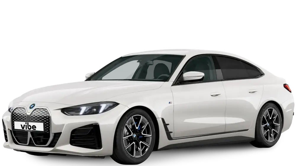Weißer BMW i4 eDrive35 Gran Coupe mit vibe Kennzeichen vor transparentem Hintergrund.