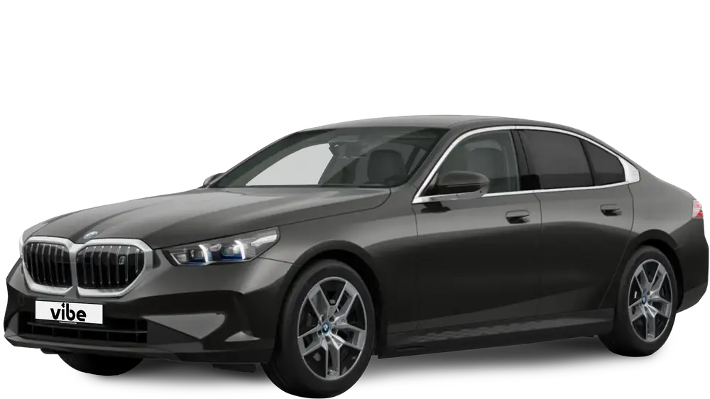 Schwarzer BMW i5 mit vibe Kennzeichen vor transparentem Hintergrund.