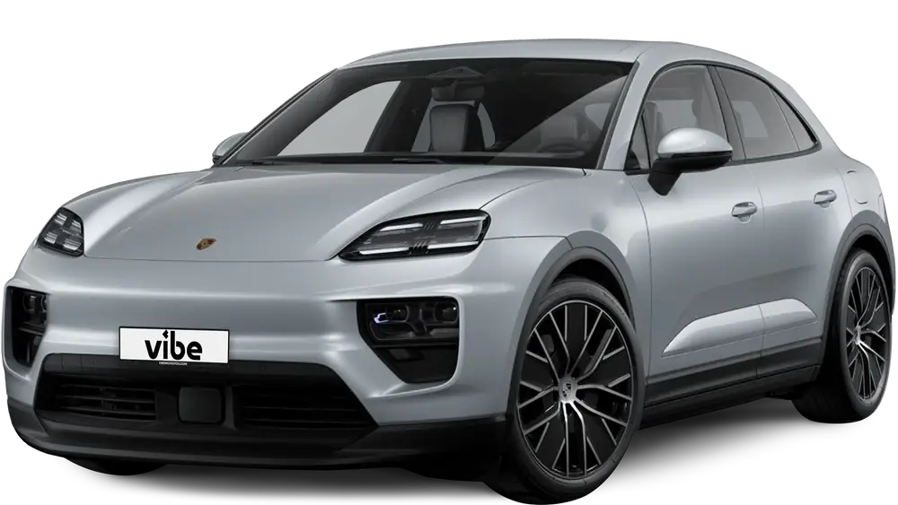 Silbergrauer Porsche Macan mit vibe Kennzeichen, freigestellt vor transparentem Hintergrund.