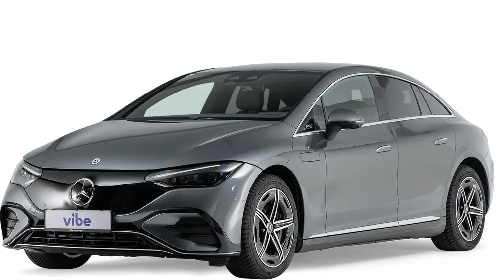 Mercedes-Benz EQE E-Auto in Selenitgrau mit vibe Kennzeichen, freigestellt vor transparentem Hintergrund.