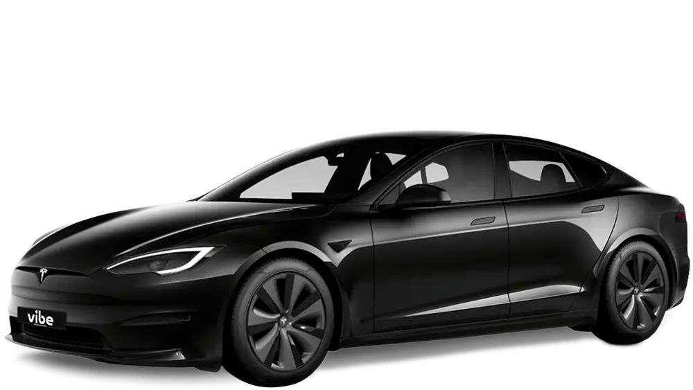 Schwarzer Tesla Model S mit vibe Kennzeichen, freigestellt vor transparentem Hintergrund.