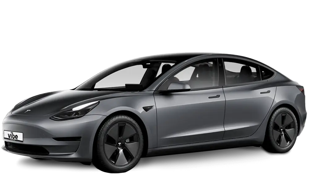 Silbergrauer Tesla Model 3 mit vibe Kennzeichen, freigestellt vor transparentem Hintergrund.