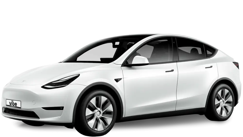 Weißer Tesla Model Y Pearl White mit vibe Kennzeichen, freigestellt vor transparentem Hintergrund.