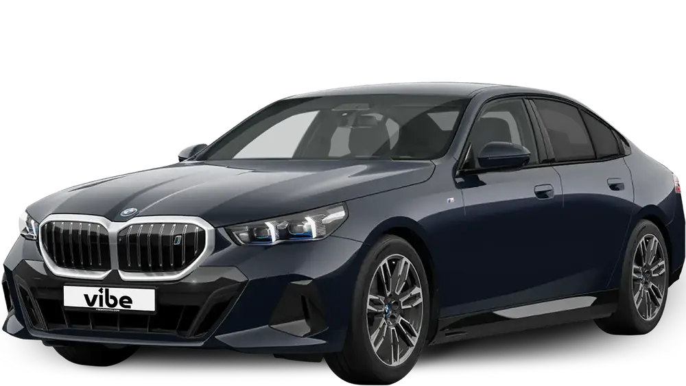 BMW i5 eDrive40 in Carbonschwarz Metallic mit vibe Kennzeichen vor transparentem Hintergrund.