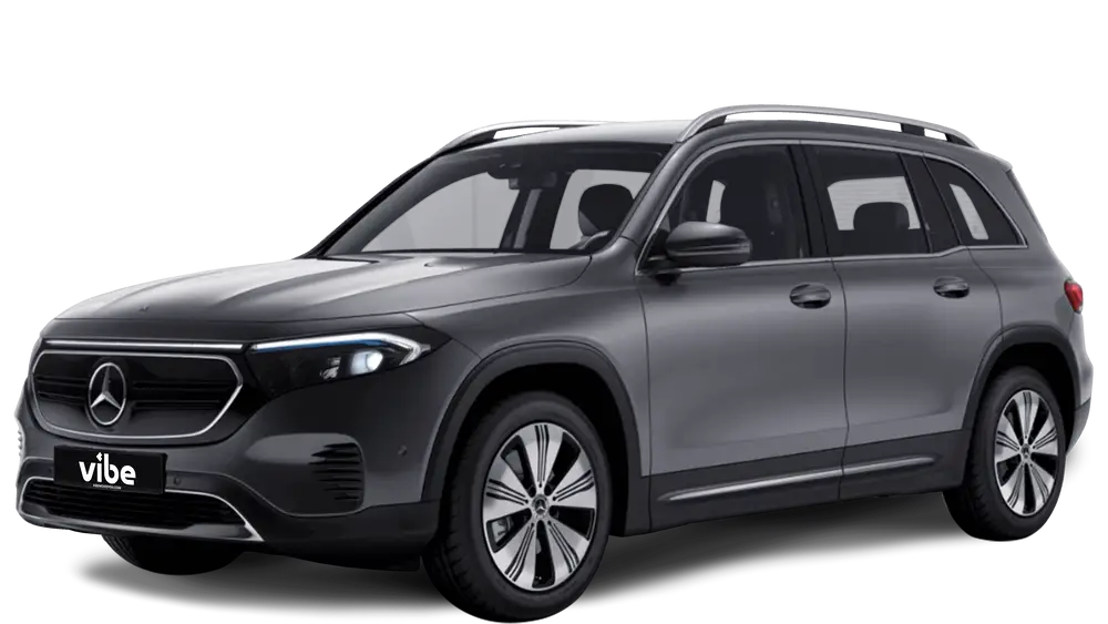 Silbergrauer Mercedes-Benz EQB mit vibe Kennzeichen, freigestellt vor transparentem Hintergrund.