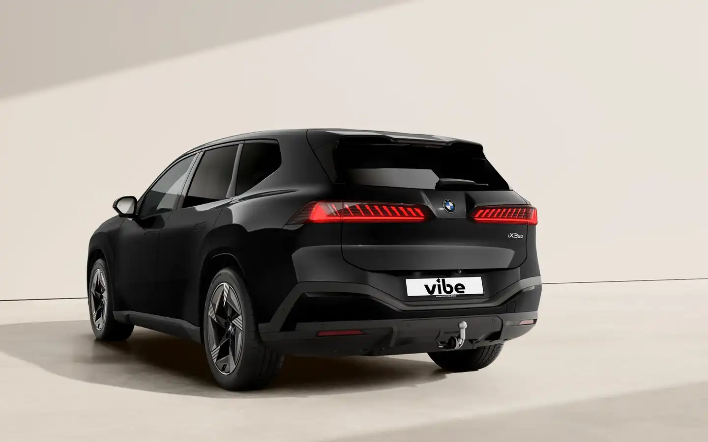 Schwarzer BMW iX3 neue Klasse mit vibe Kennzeichen.