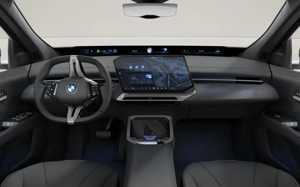 Cockpit des BMW iX3 Neue Klasse mit modernem Lenkrad, großem zentralen Touchscreen, digitalem Displayband über die gesamte Armaturentafel und minimalistischer Innenraumgestaltung.