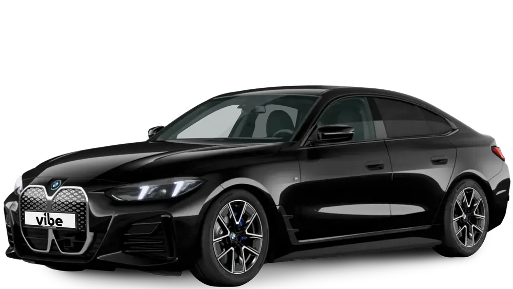 Schwarzer BMW i4 eDrive35 Gran Coupe mit vibe Kennzeichen vor transparentem Hintergrund.